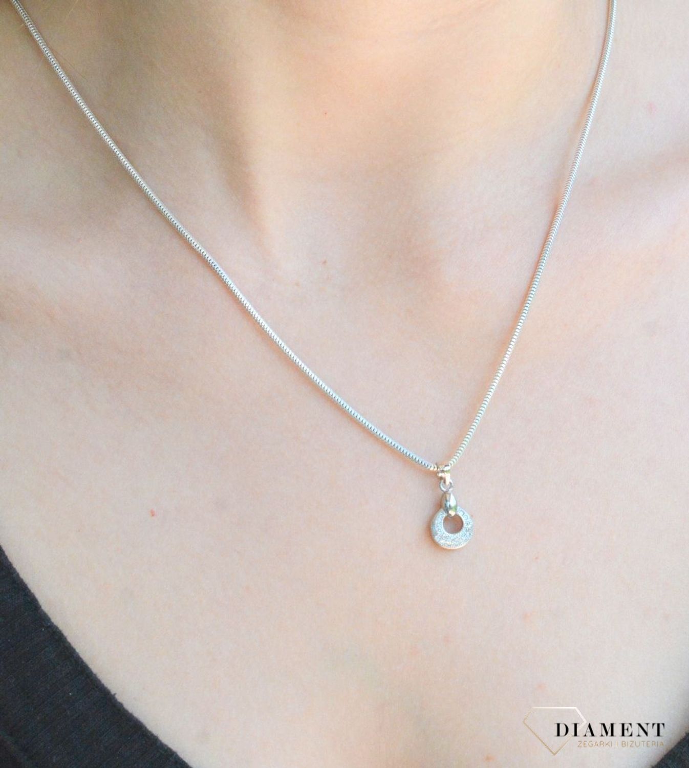 Srebrny łańcuszek 925 lineczka 1,6 mm DIA-LAN-2090-160-925 1,6mm. Srebrny łańcuszek najwyższej próby srebra 925. Łańcuszek srebrny o splocie linki idealny na prezent. Łańcuszek srebrny damski o wadze 4,50 gram i szerokości 1,6 mm (1).jpg